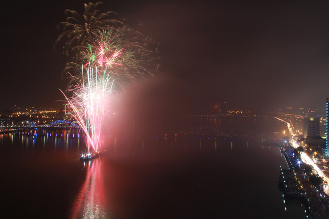Chùm ảnh: Người dân Đà Nẵng và Sài Gòn mãn nhãn trước loạt pháo hoa đẹp rực rỡ mừng năm mới 2018