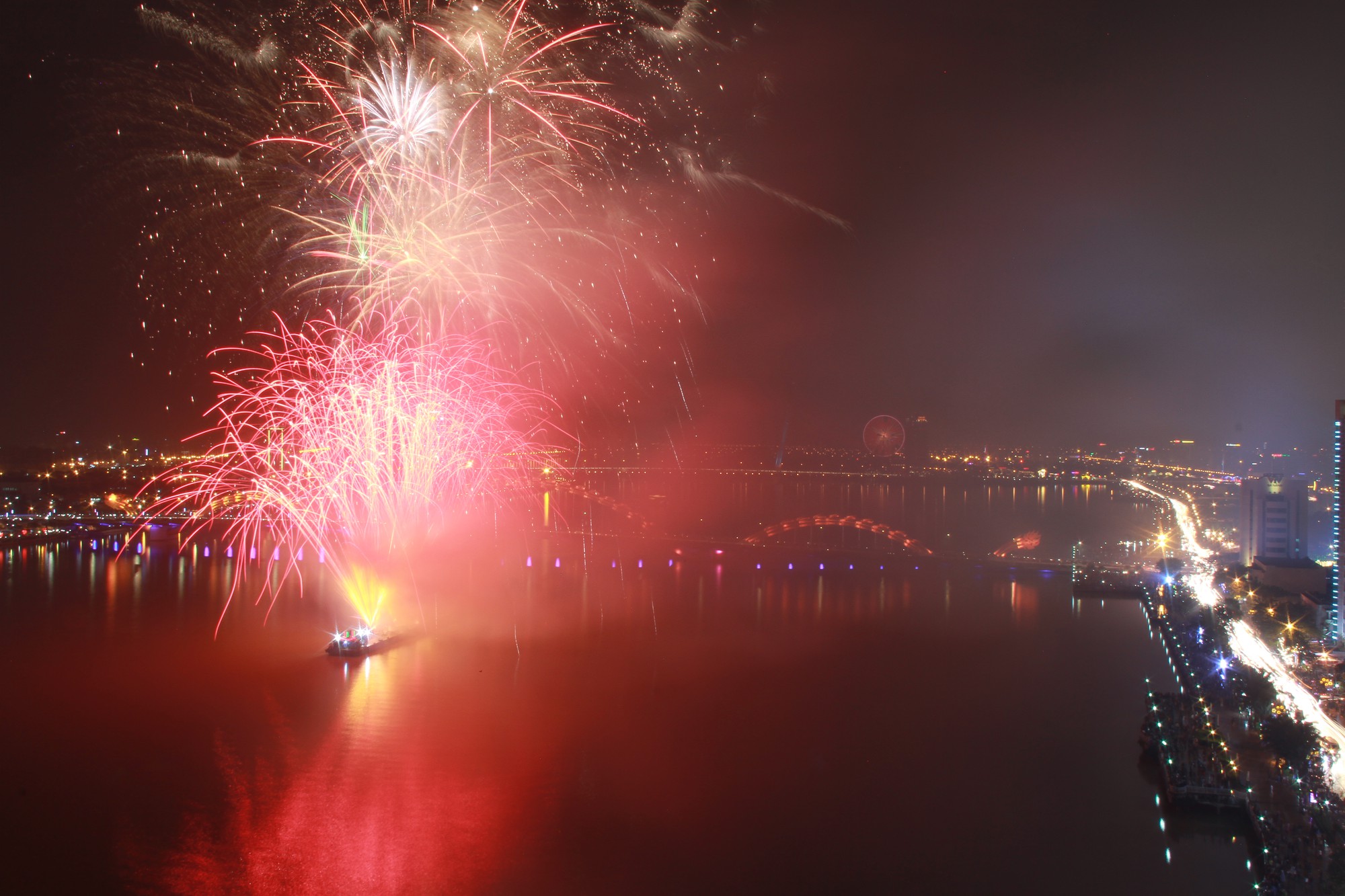 Chùm ảnh: Người dân Đà Nẵng và Sài Gòn mãn nhãn trước loạt pháo hoa đẹp rực rỡ mừng năm mới 2018