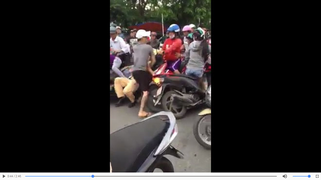 Nam thanh niên rút dao đâm CSGT khi dừng đèn đỏ chờ tàu