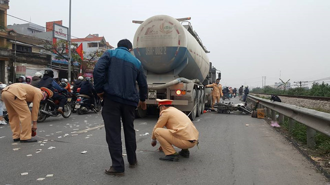 Xe bồn cuốn hai người đi xe máy vào gầm tử vong