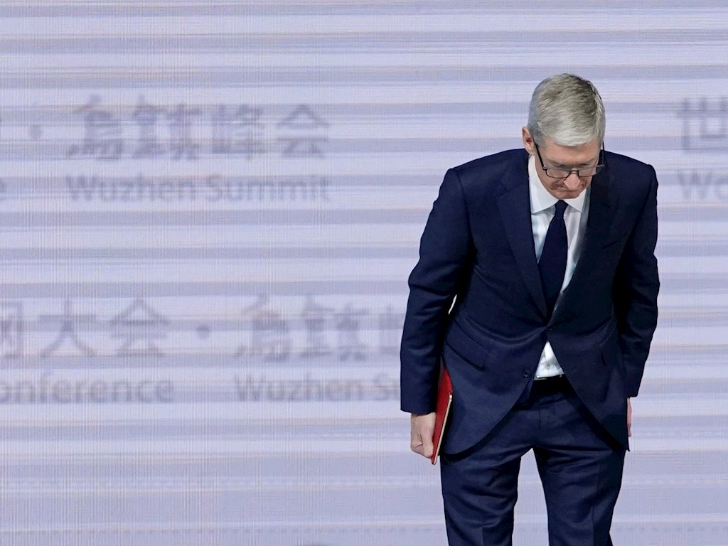 CEO Tim Cook phải chịu trách nhiệm về vụ bê bối pin của iPhone CEO Tim Cook phải chịu trách nhiệm về vụ bê bối pin của iPhone