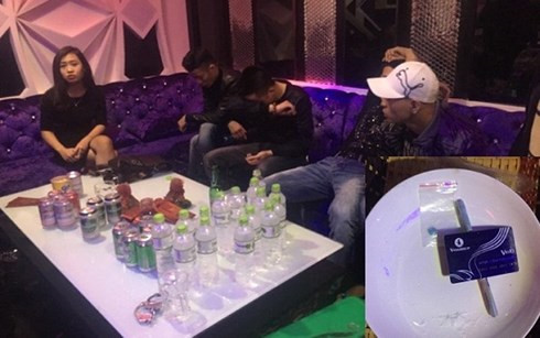 Thuê phòng karaoke để bay lắc... chào năm mới