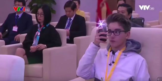 Thêm những hình ảnh điển trai của cậu bạn ngoại quốc nổi tiếng sau 3s trên Thời sự