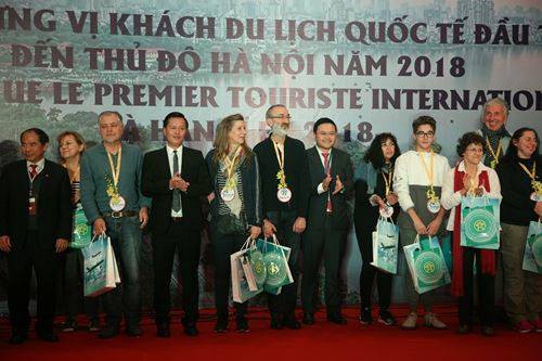 Thêm những hình ảnh điển trai của cậu bạn ngoại quốc nổi tiếng sau 3s trên Thời sự