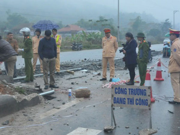 Ô tô lao vào nhóm công nhân làm đường, 5 người tử vong