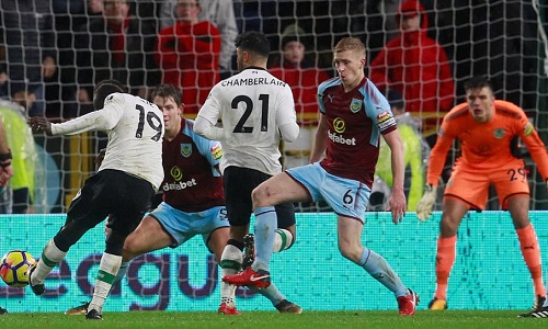 Liverpool thoát hòa Burnley, bằng điểm Man Utd