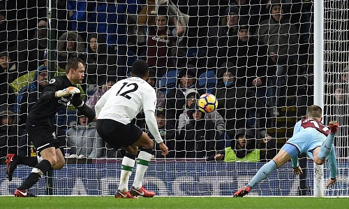 Liverpool thoát hòa Burnley, bằng điểm Man Utd