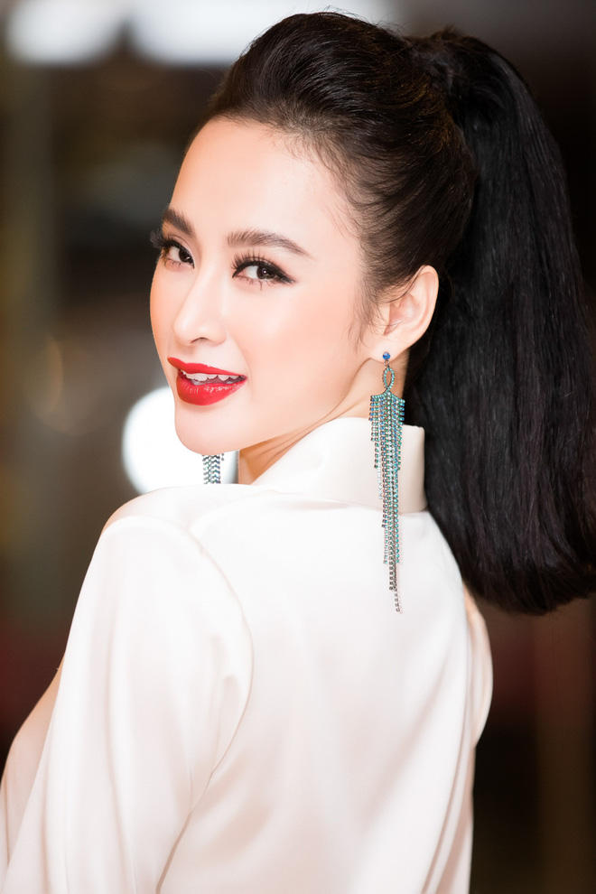 Đón năm mới xa nhà, Angela Phương Trinh nổi bật với váy hoa họa tiết