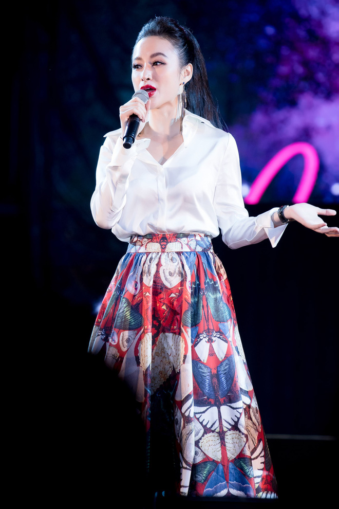 Đón năm mới xa nhà, Angela Phương Trinh nổi bật với váy hoa họa tiết