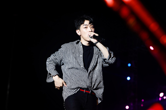 Đón năm mới xa nhà, Angela Phương Trinh nổi bật với váy hoa họa tiết