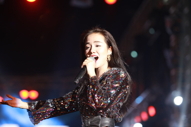 Đón năm mới xa nhà, Angela Phương Trinh nổi bật với váy hoa họa tiết