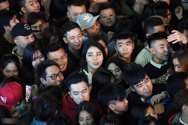 Cô gái xinh đẹp giữa biển người được tìm kiếm sau đêm giao thừa