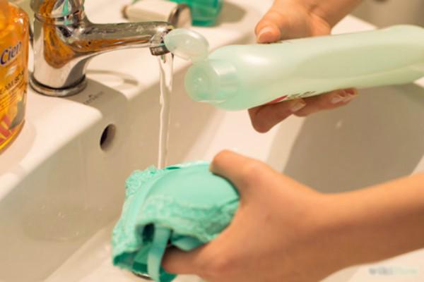 Quần áo nhanh hóa giẻ rách vì những sai lầm chị em thường mắc khi giặt bằng tay Quần áo nhanh hóa giẻ rách vì những sai lầm chị em thường mắc khi giặt bằng tay