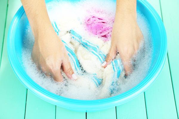 Quần áo nhanh hóa giẻ rách vì những sai lầm chị em thường mắc khi giặt bằng tay Quần áo nhanh hóa giẻ rách vì những sai lầm chị em thường mắc khi giặt bằng tay