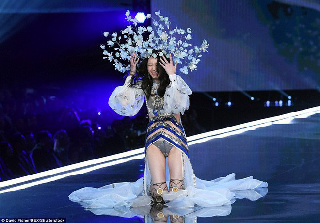 Showbiz Hoa ngữ 2017: Hơn 10 cặp đôi chia tay, nhiều cái chết bí ẩn, thị phi dồn dập tới tận ngày 31 Showbiz Hoa ngữ 2017: Hơn 10 cặp đôi chia tay, nhiều cái chết bí ẩn, thị phi dồn dập tới tận ngày 31