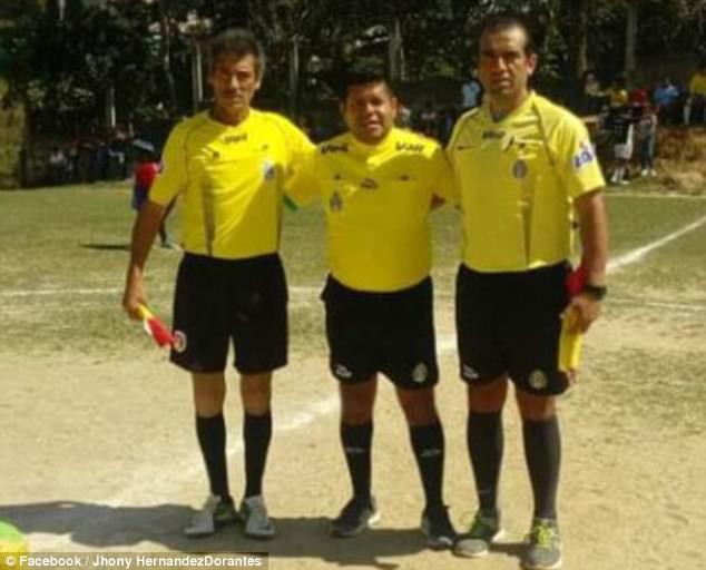 Bị phạt thẻ đỏ, cầu thủ đánh chết trọng tài