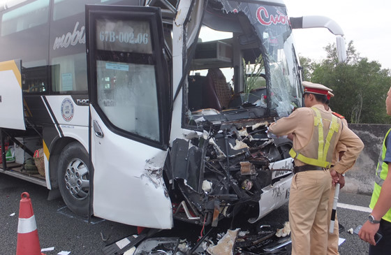 Đường cao tốc TP.HCM - Trung Lương tê liệt vì tai nạn