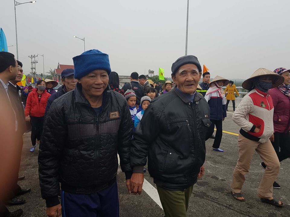 Có cầu sinh đôi, dân kéo đi xem đông chưa từng thấy