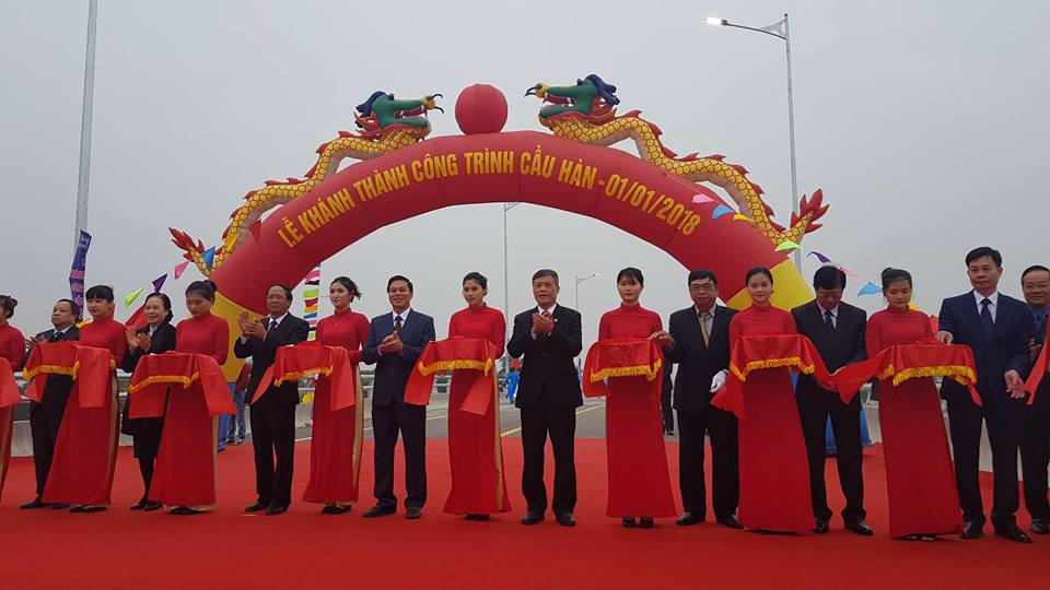 Có cầu sinh đôi, dân kéo đi xem đông chưa từng thấy