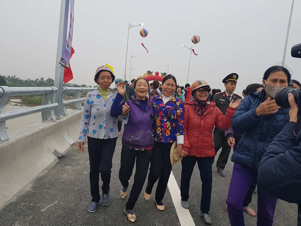 Có cầu sinh đôi, dân kéo đi xem đông chưa từng thấy Có cầu sinh đôi, dân kéo đi xem đông chưa từng thấy