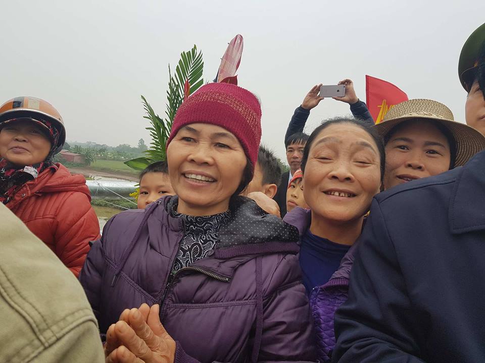 Có cầu sinh đôi, dân kéo đi xem đông chưa từng thấy