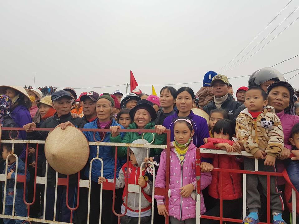 Có cầu sinh đôi, dân kéo đi xem đông chưa từng thấy