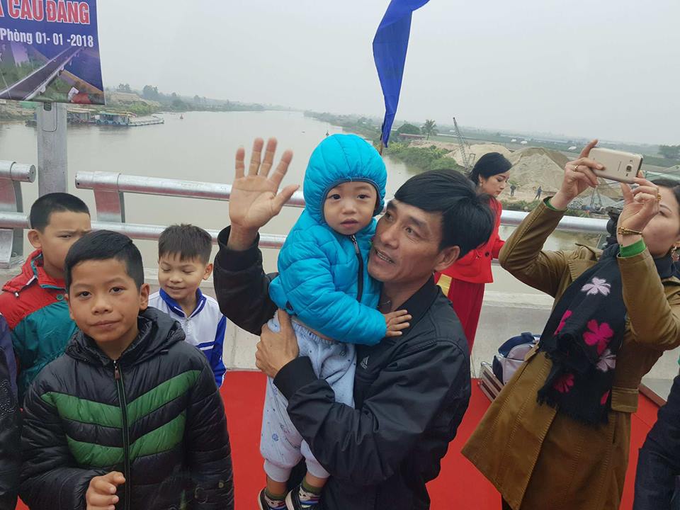 Có cầu sinh đôi, dân kéo đi xem đông chưa từng thấy Có cầu sinh đôi, dân kéo đi xem đông chưa từng thấy
