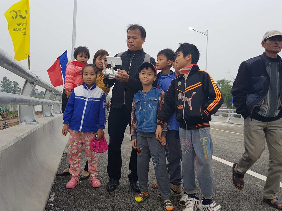 Có cầu sinh đôi, dân kéo đi xem đông chưa từng thấy Có cầu sinh đôi, dân kéo đi xem đông chưa từng thấy