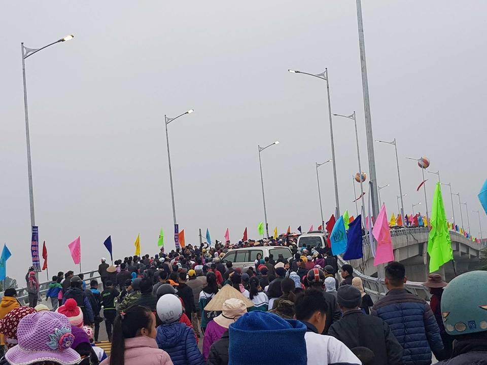 Có cầu sinh đôi, dân kéo đi xem đông chưa từng thấy