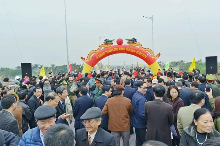 Có cầu sinh đôi, dân kéo đi xem đông chưa từng thấy Có cầu sinh đôi, dân kéo đi xem đông chưa từng thấy