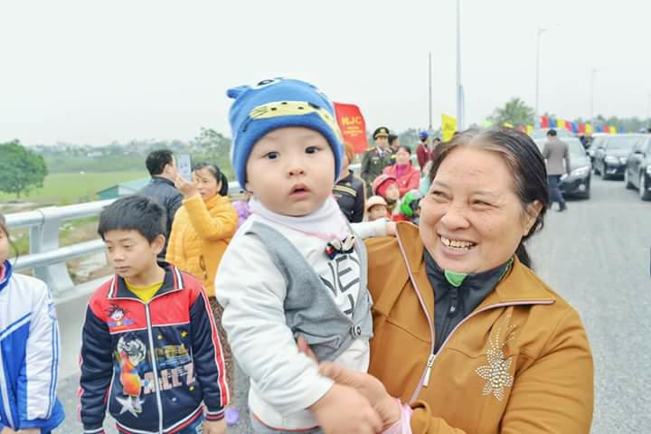 Có cầu sinh đôi, dân kéo đi xem đông chưa từng thấy