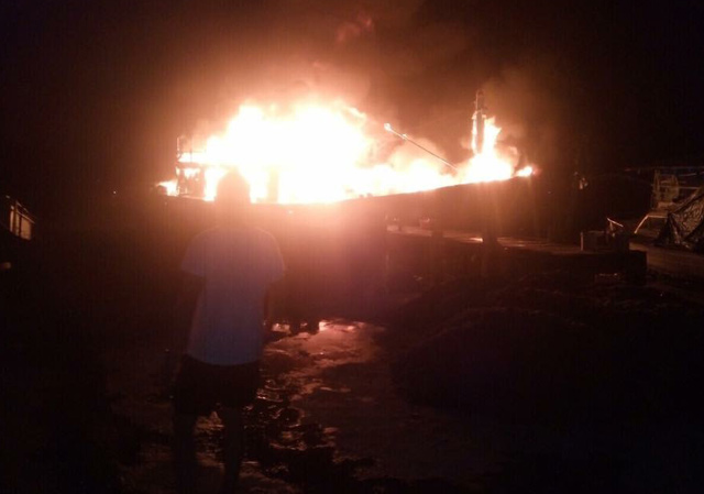 Clip: Lửa ngùn ngụt thiêu rụi tàu cá 3 tỷ đồng trong đêm đầu năm