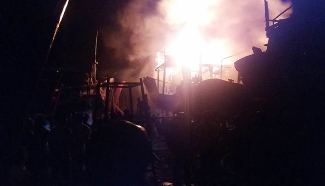 Clip: Lửa ngùn ngụt thiêu rụi tàu cá 3 tỷ đồng trong đêm đầu năm