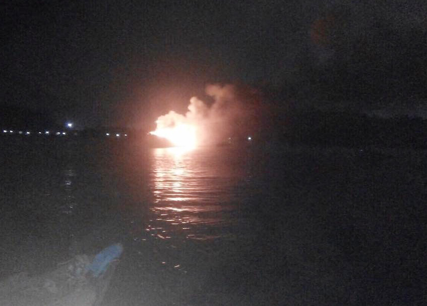 Clip: Lửa ngùn ngụt thiêu rụi tàu cá 3 tỷ đồng trong đêm đầu năm