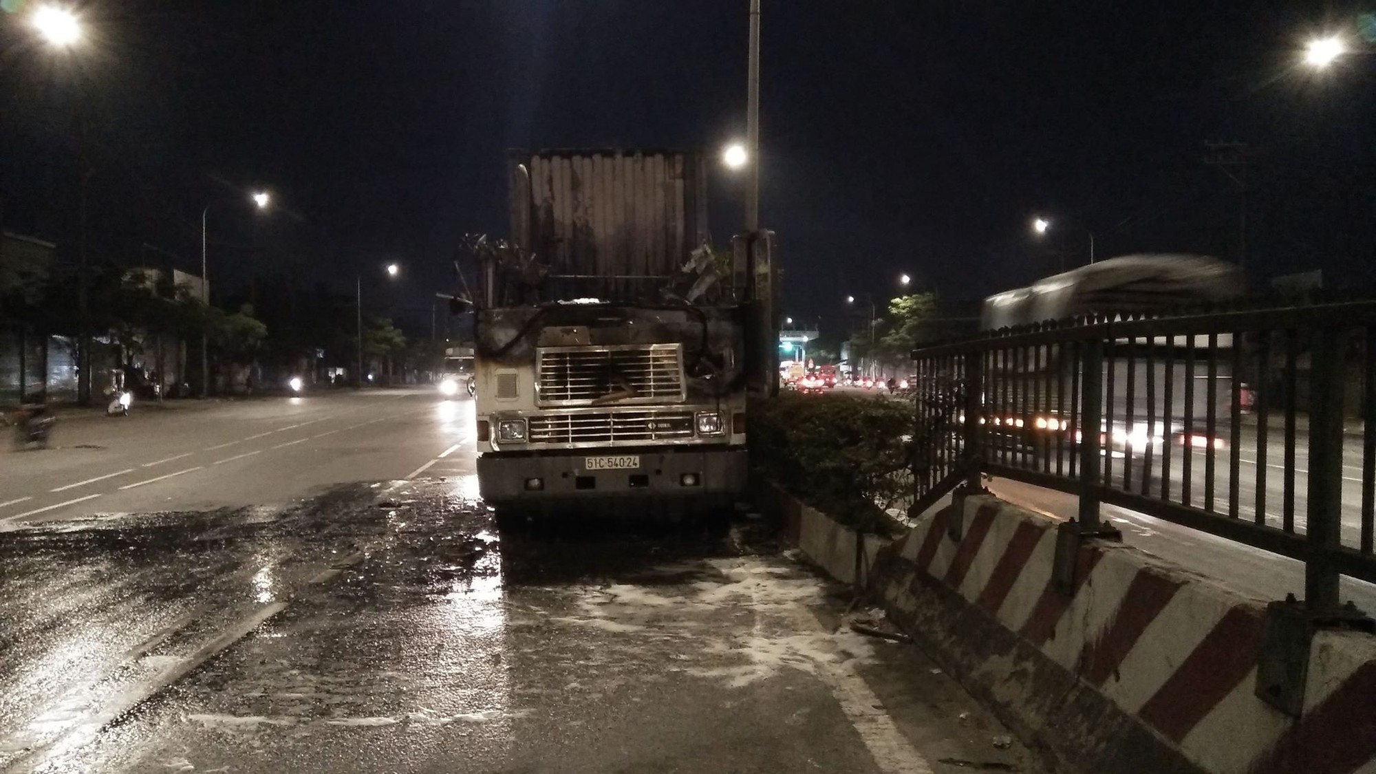 Sài Gòn: Xe container bốc cháy ngùn ngụt, tài xế đạp cửa thoát thân