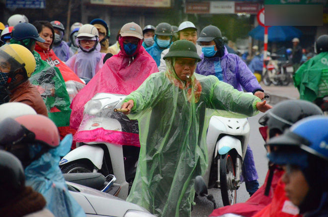 Người phụ nữ 63 tuổi bất chấp trời mưa rét để điều tiết giao thông: Nhiều lần tôi bị chửi bới, đe dọa