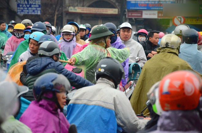 Người phụ nữ 63 tuổi bất chấp trời mưa rét để điều tiết giao thông: Nhiều lần tôi bị chửi bới, đe dọa