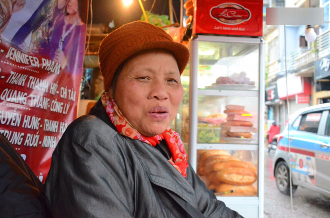 Người phụ nữ 63 tuổi bất chấp trời mưa rét để điều tiết giao thông: Nhiều lần tôi bị chửi bới, đe dọa