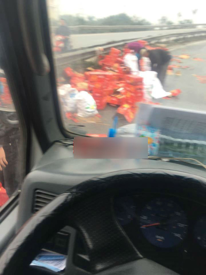 Xe chở Coca gặp nạn trên cao tốc, nhiều người đổ xô ra hôi của