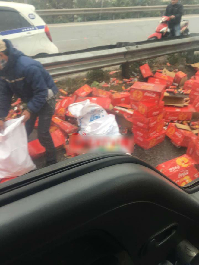 Xe chở Coca gặp nạn trên cao tốc, nhiều người đổ xô ra hôi của