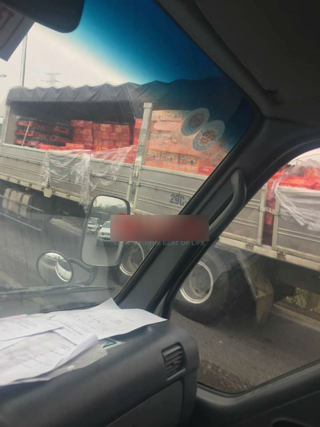 Xe chở Coca gặp nạn trên cao tốc, nhiều người đổ xô ra hôi của