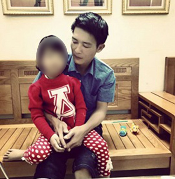 Vụ bé gái khóc thét khi mẹ quay về đón sau 6 năm bỏ đi: Người bố lên tiếng