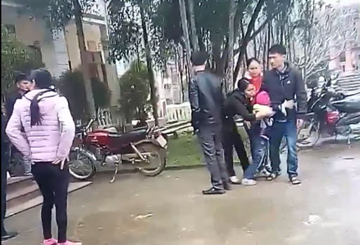 Người mẹ trong vụ bé gái khóc thét khi mẹ quay về đón sau 6 năm: Tôi đòi lại con vì chồng giao bé cho hàng xóm nuôi