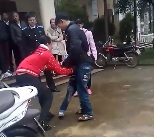 Người mẹ trong vụ bé gái khóc thét khi mẹ quay về đón sau 6 năm: Tôi đòi lại con vì chồng giao bé cho hàng xóm nuôi