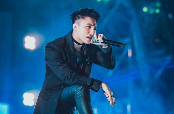 Sao Việt đón 2018: Hà Hồ chạy sô với con trai, Mỹ Tâm vuốt má Isaac