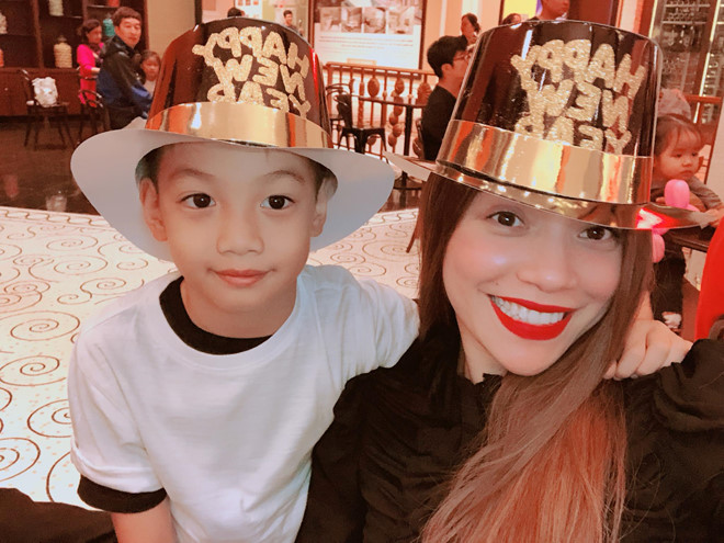 Sao Việt đón 2018: Hà Hồ chạy sô với con trai, Mỹ Tâm vuốt má Isaac