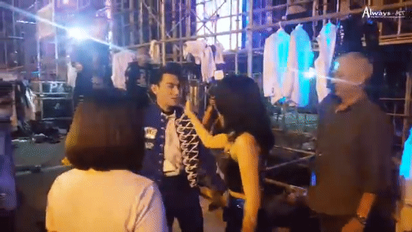 Sao Việt đón 2018: Hà Hồ chạy sô với con trai, Mỹ Tâm vuốt má Isaac