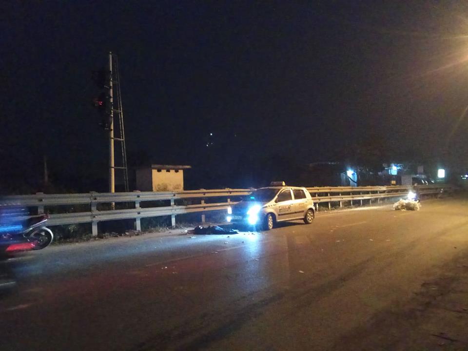 Hà Nội: Né tai nạn, đôi nam nữ bị taxi đâm thương vong