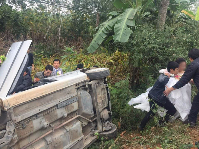 Nghệ An: Xe hoa lật trên đường đi đưa dâu, họ hàng nháo nhác cứu cô dâu chú rể bên trong