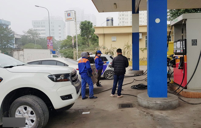 ‘Có khách hàng đến to tiếng và yêu cầu hút xăng E5 ra’